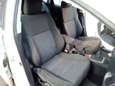 Vehicul casat toyota auris advance al anului 2013 alimentat 1adftv