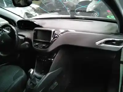 Véhicule à la ferraille peugeot 208 active de l'année 2016 alimenté bhy