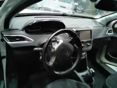 Véhicule à la ferraille peugeot 208 active de l'année 2016 alimenté bhy