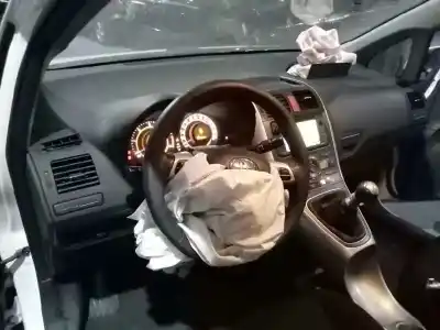 Sloopvoertuig toyota auris live van het jaar 2012 aangedreven 1ndtv