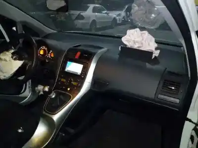 Sloopvoertuig toyota auris live van het jaar 2012 aangedreven 1ndtv