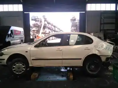 Véhicule à la ferraille seat toledo (1m2) stella de l'année 2000 alimenté akl