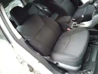 Vehicul casat toyota auris luna+ al anului 2011 alimentat 1ndtv