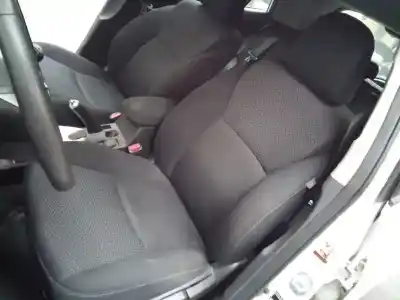 Vehicul casat toyota auris luna+ al anului 2011 alimentat 1ndtv