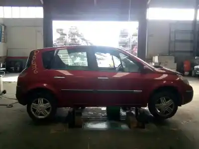 Véhicule à la ferraille renault scenic ii authentique de l'année 2003 alimenté f9q812