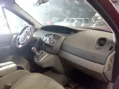 Véhicule à la ferraille renault scenic ii authentique de l'année 2003 alimenté f9q812