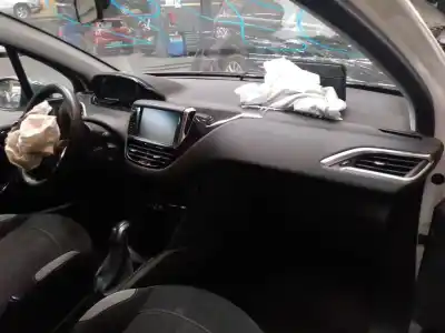 Véhicule à la ferraille peugeot 208 active de l'année 2012 alimenté 9hp