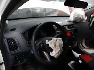 Sloopvoertuig kia rio basic van het jaar 2013 aangedreven g4la