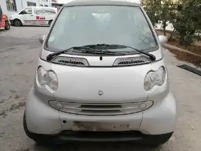 Здавання транспортного засобу smart coupe creamstyle року 2004 потужний m160920