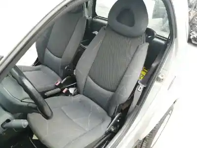 Здавання транспортного засобу smart coupe creamstyle року 2004 потужний m160920