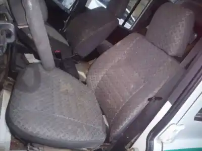 Véhicule à la ferraille land rover defender (ld) td5 110 familiar (90kw) de l'année 2002 alimenté 