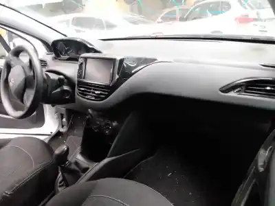 Veicolo di demolizione peugeot 208 active dell'anno 2015 alimentato yh01