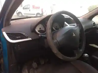 Véhicule à la ferraille peugeot 207 confort de l'année 2007 alimenté 8hz