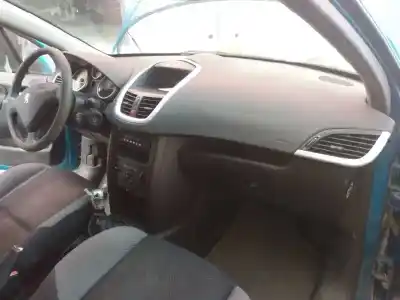 Véhicule à la ferraille peugeot 207 confort de l'année 2007 alimenté 8hz