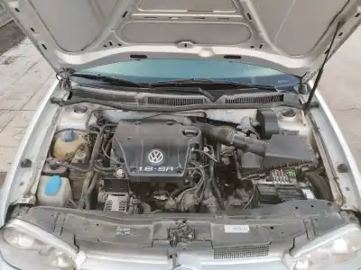 Veículo de Sucata volkswagen golf iv berlina (1j1) 1.6 do ano 1999 alimentado akl