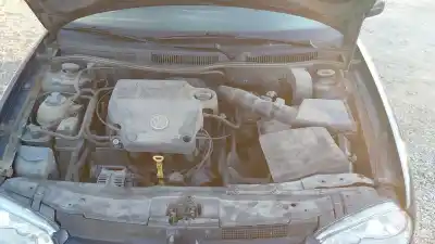 Veículo de Sucata volkswagen golf iv (1j1) 1.6 do ano 1999 alimentado akl
