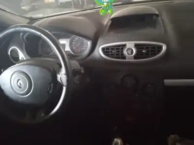 Véhicule à la ferraille renault clio iii collection de l'année 2007 alimenté d4f