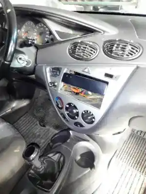 Véhicule à la ferraille ford focus berlina (cak) ambiente de l'année 1999 alimenté fyda