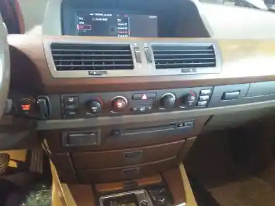 Veicolo di demolizione bmw serie 7 (e65/e66) 735i dell'anno 2002 alimentato n62b36