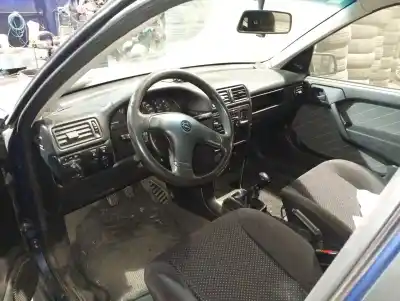 Véhicule à la ferraille OPEL VECTRA A  de l'année 1993 alimenté C20NE