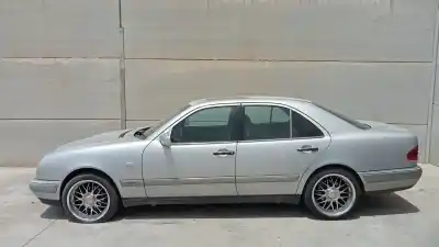 Vehicul casat MERCEDES-BENZ CLASE E (W210)  al anului 1996 alimentat OM 602.982