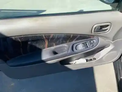 Sloopvoertuig nissan almera (n16/e) acenta van het jaar 2000 aangedreven yd22ddt