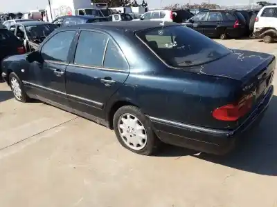 Veicolo di demolizione MERCEDES-BENZ CLASE E (W210) BERLINA 320 (210.055) dell'anno 1995 alimentato M104995