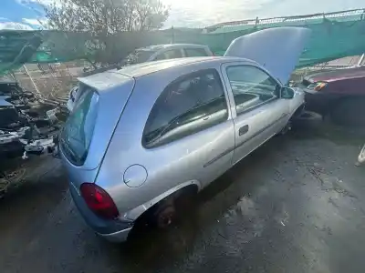 Véhicule à la ferraille opel corsa c eco de l'année 2001 alimenté 