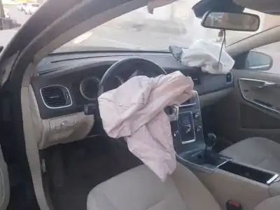 Veicolo di demolizione volvo s60 ii (134) d4 dell'anno 2012 alimentato d 5204 t3