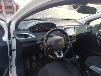 Sloopvoertuig peugeot 208 i (ca_, cc_) 1.2 vti 82 van het jaar 2015 aangedreven hmr (eb2fa),hmz (eb2),hmz (eb2f)