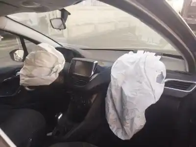 Veicolo di demolizione peugeot 208 i (ca_, cc_) 1.2 vti 82 dell'anno 2017 alimentato hm01