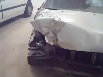 Veicolo di demolizione kia rio rs berlina dell'anno 2003 alimentato a3e