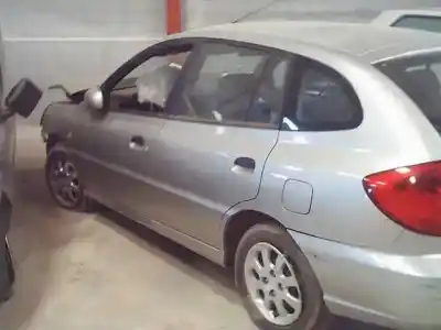 Veicolo di demolizione kia rio rs berlina dell'anno 2003 alimentato a3e