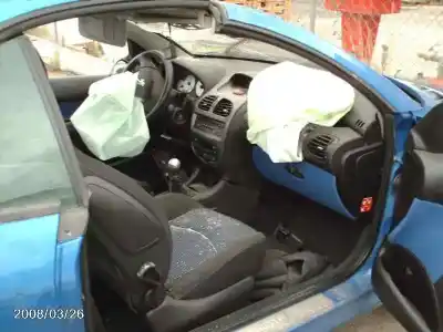 Veicolo di demolizione peugeot 206 cc cc dell'anno 2002 alimentato rfn
