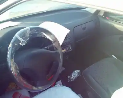 Véhicule à la ferraille citroen saxo 1.4 sx de l'année 2002 alimenté 