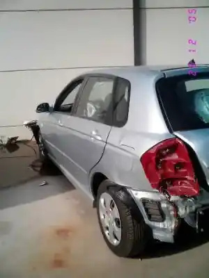 Veículo de Sucata kia cerato 2.0 lx crdi familiar do ano 2004 alimentado d4ea