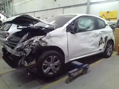 Veicolo di demolizione PEUGEOT 208 I (CA_, CC_) 1.2 VTI 82 dell'anno 2013 alimentato HM01