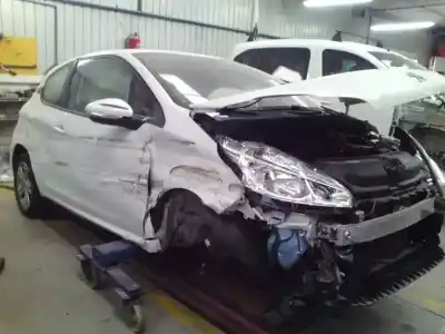 Sloopvoertuig peugeot 208 i (ca_, cc_) 1.2 vti 82 van het jaar 2013 aangedreven hm01