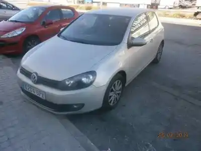 Vehículo de desguace VOLKSWAGEN GOLF VI (5K1) 1.6 TDI del año 2009 con motor CAY