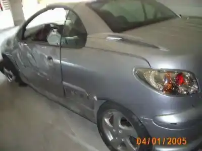 Veicolo di demolizione peugeot 206 cc cc dell'anno 2001 alimentato nfu
