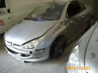 Veicolo di demolizione peugeot 206 cc cc dell'anno 2001 alimentato nfu