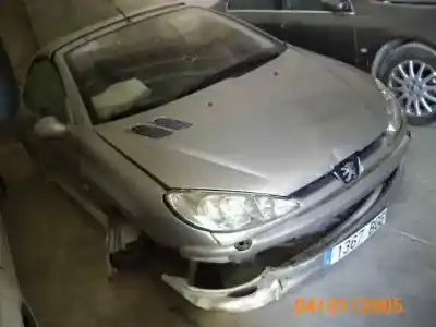 Veicolo di demolizione peugeot 206 cc cc dell'anno 2001 alimentato nfu