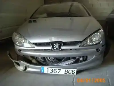 Veicolo di demolizione peugeot 206 cc cc dell'anno 2001 alimentato nfu