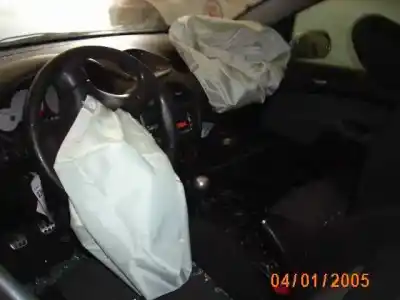 Veicolo di demolizione peugeot 206 cc cc dell'anno 2001 alimentato nfu
