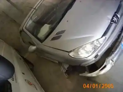 Veicolo di demolizione peugeot 206 cc cc dell'anno 2001 alimentato nfu