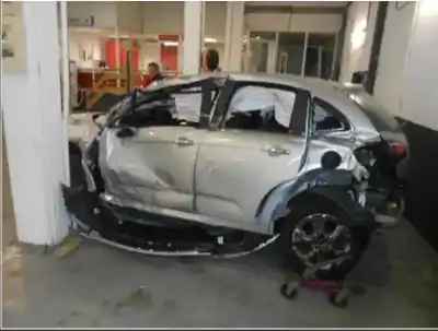 Veículo de Sucata citroen c3 collection do ano 2015 alimentado bh02