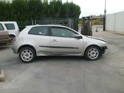 Veicolo di demolizione fiat stilo (192_) 1.6 16v (192_xb1a) dell'anno 2002 alimentato 182b6000