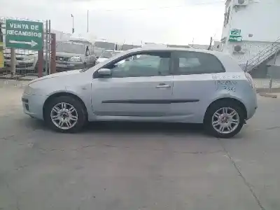 Veículo de Sucata fiat stilo (192) 1.6 16v do ano 2002 alimentado 182b6000