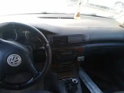 Véhicule à la ferraille volkswagen                                         passat                                                                                                                                                                                                                                                     volkswagen                                                                                                                                                                                                                                                 de l'année 0 alimenté 