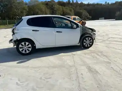 Vehicul casat peugeot 208 1.0 vti al anului 2017 alimentat hm01